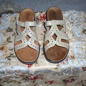 Clark's Creme Color Bendables Slide Sandals - Size 9